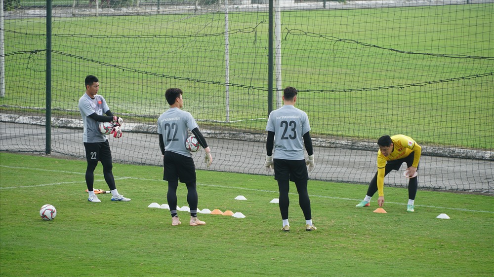 Ở góc cầu môn, 3 thủ môn vẫn tích cực tập luyện cùng HLV riêng. Thủ thành Bùi Tiến Dũng và Nguyễn Tuấn Mạnh đã có cơ hội ra sân trong trận gặp ĐT Triều Tiên.