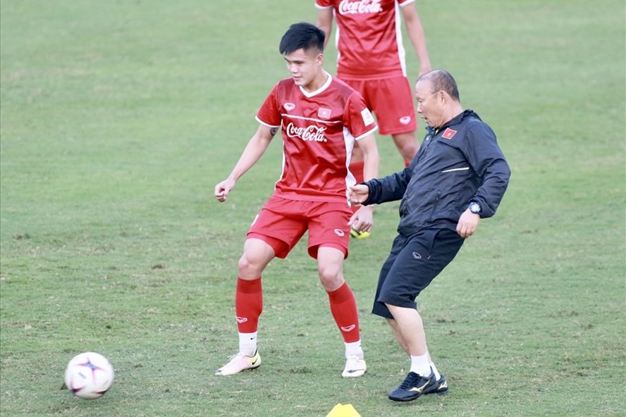 Xuân Hưng dính chấn thương dây chằng trong buổi tập hôm 24.12 của ĐT Việt Nam và đã chính thức bị gạch tên khỏi kế hoạch chuẩn bị cho VCK Asian Cup 2019. Ảnh: H.A