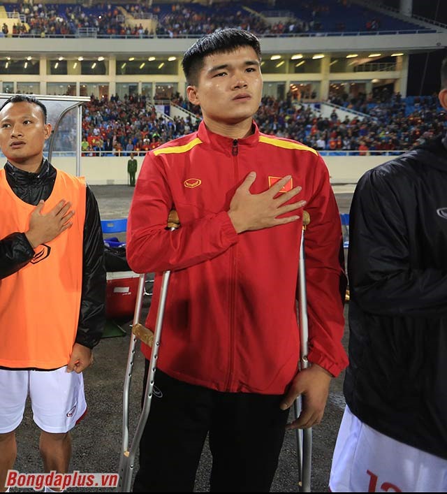 Cầu thủ gốc Thanh Hóa đã không thể kìm nén những giọt nước mắt khi mình phải nói lời chia tay ĐT Việt Nam vì chấn thương. Ảnh: Bongdaplus