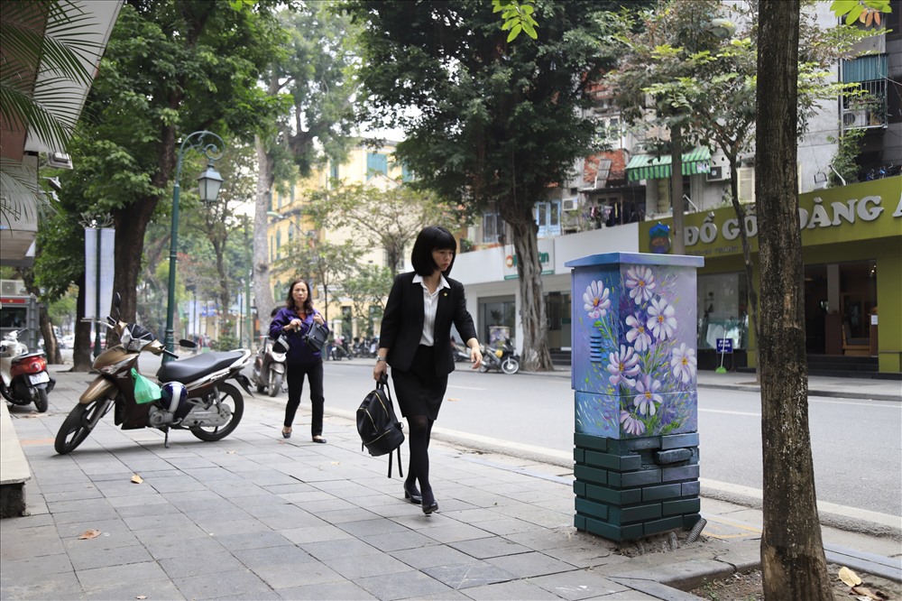 Trước kia, những chiếc bốt điện ở Hà Nội từ lâu đã là điểm ưa thích của những tờ rơi quảng cáo được dán chằng chịt hay là tụ điểm của những bức vẽ graffiti khiến bộ mặt đô thị trở nên nhem nhuốc. Nhưng giờ đây, nó lại là một điểm trưng bày nghệ thuật thực sự.