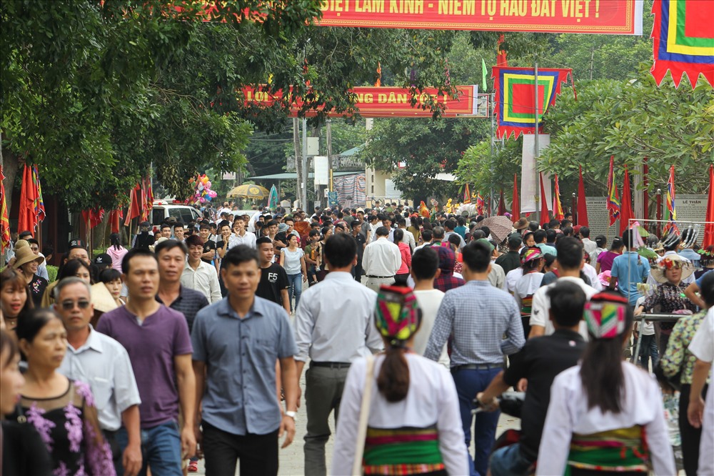 Dòng người đổ về dự lễ hội Lam Kinh 2018. Ảnh: T.K