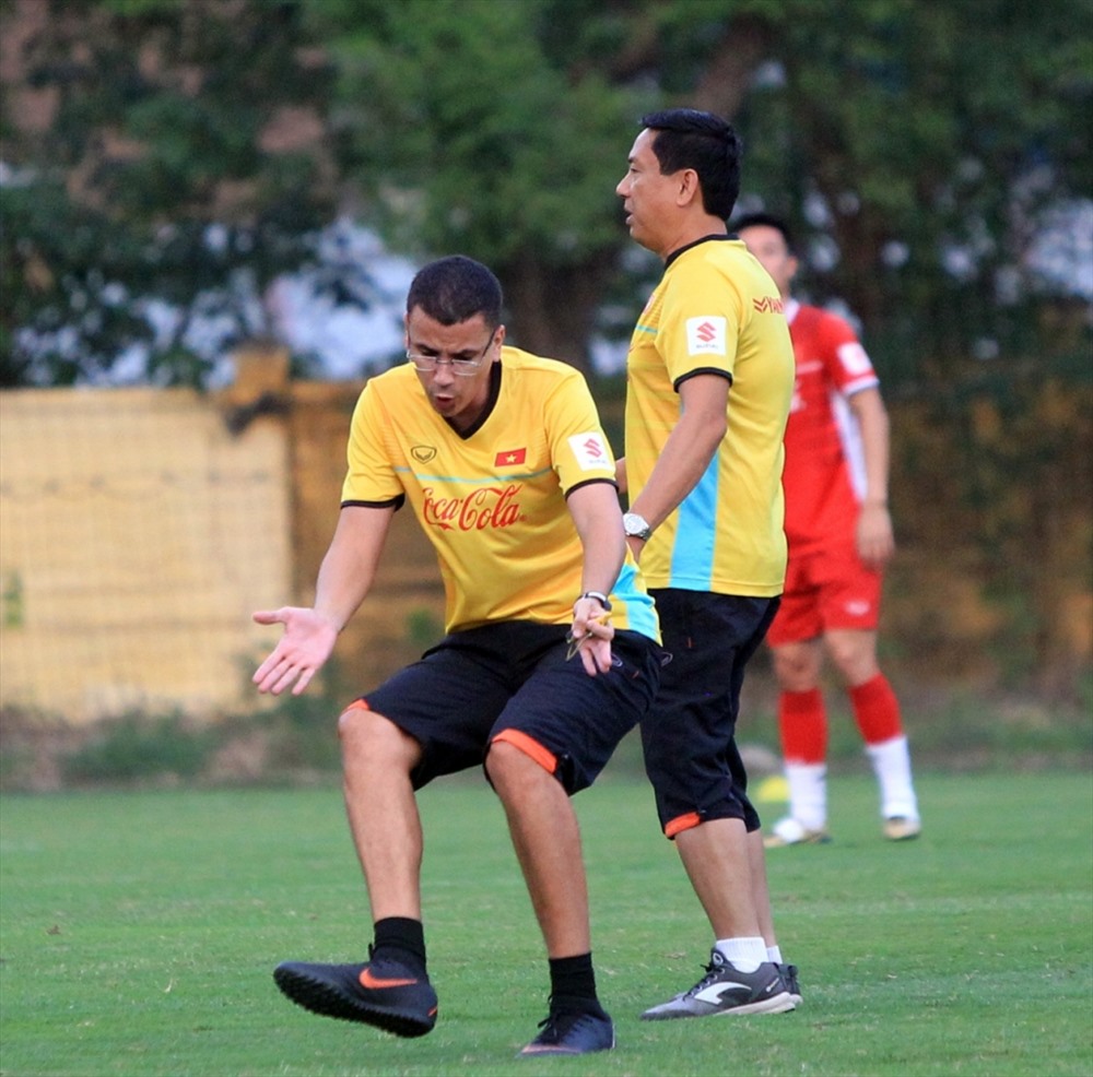 Trợ lý Fonseca trực tiếp tham gia tập luyện cùng toàn đội.