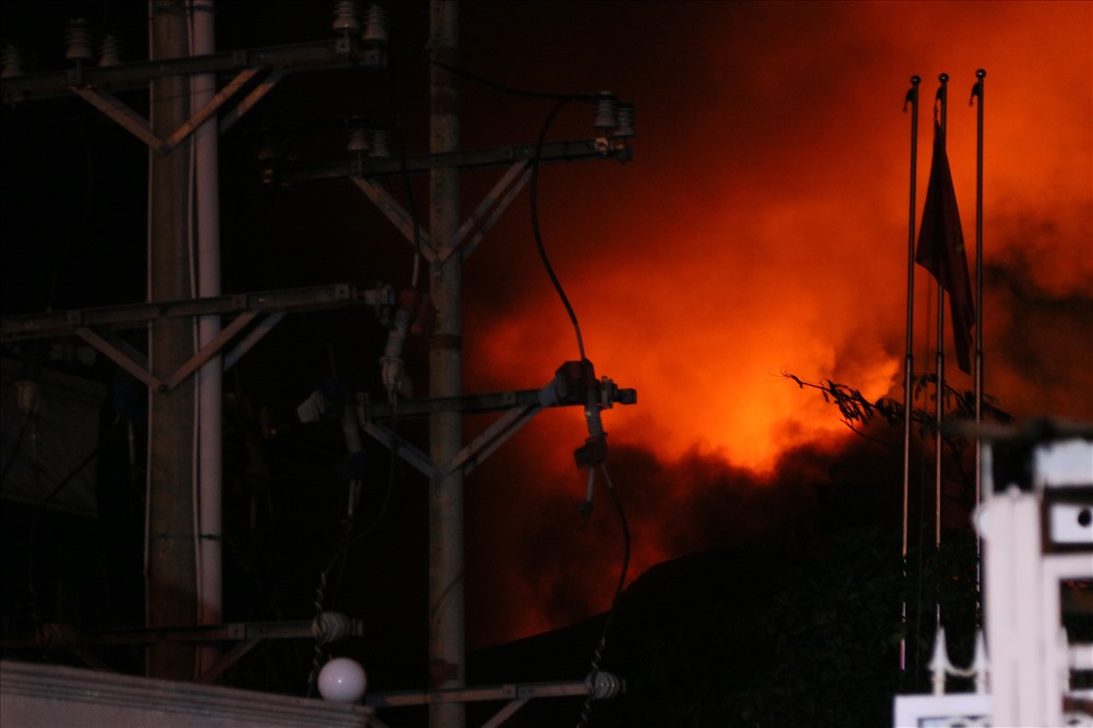 Trước đó, Khoảng 19h00 ngày 26.12, một đám cháy lớn đã bùng phát ở một Cty TNHH thuộc Khu công nghiệp Trà Nóc, quận Bình Thủy (TP.Cần Thơ). Ảnh: Bảo Trung