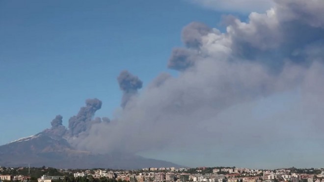 Núi Etna trong đợt phun trào. Ảnh: Reuters.