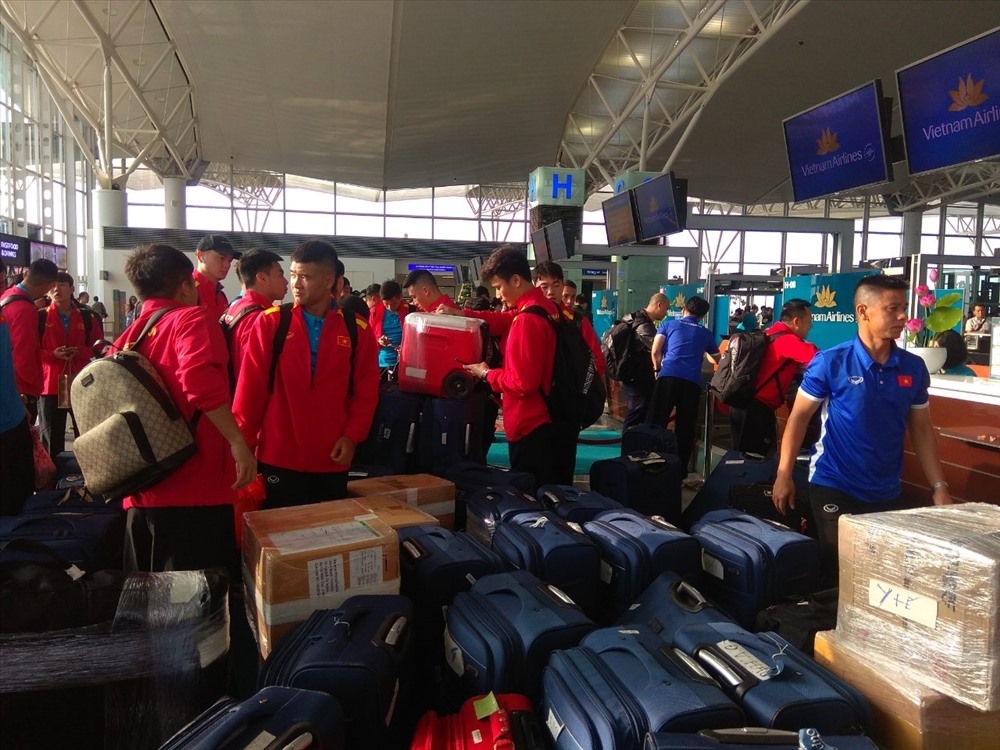 Hành lý của các cầu thủ đội tuyển Việt Nam chất kín 1 góc Nhà ga T2, Cảng hàng không quốc tế Nội Bài. 