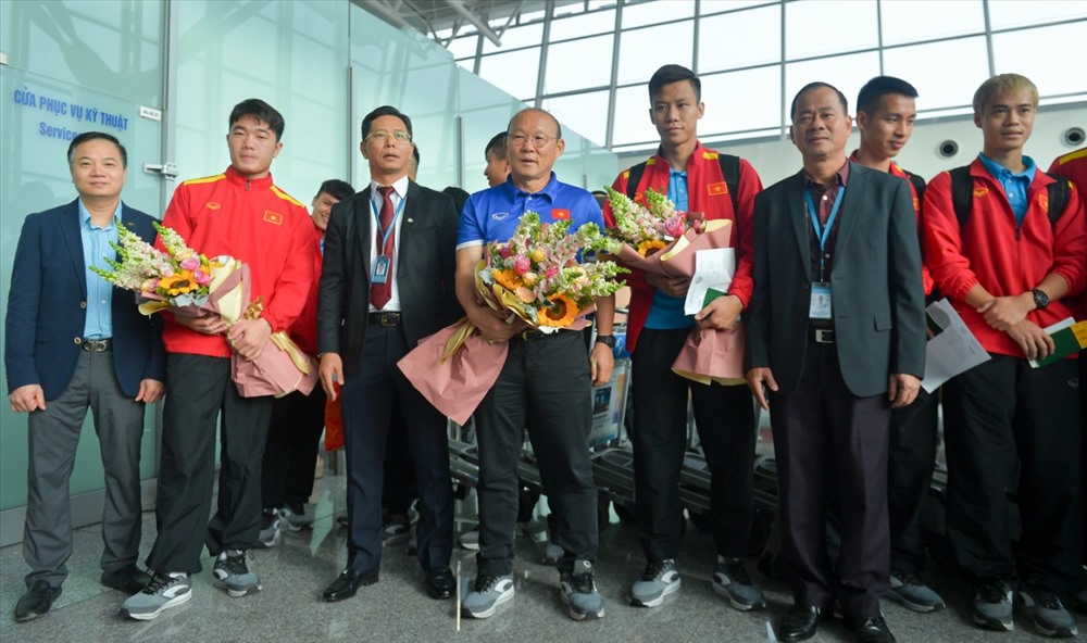 Trước khi lên đường, HLV Park Hang-seo cùng đội tuyển Việt Nam nhận hoa và chụp ảnh lưu niệm với đại diện của hãng hàng không Vietnam Airlines.