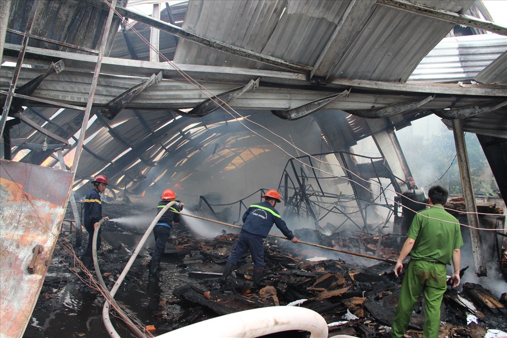 Nhà xưởng rộng hàng ngàn mét vuông bị lửa thiêu rụi.