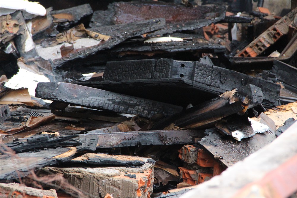 Nhà xưởng rộng hàng ngàn mét vuông bị lửa thiêu rụi.