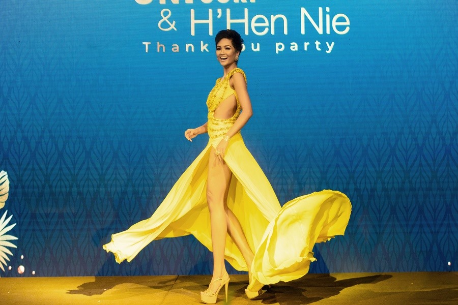 Những màn xoay váy để đời của mỹ nhân Việt trên đấu trường quốc tế