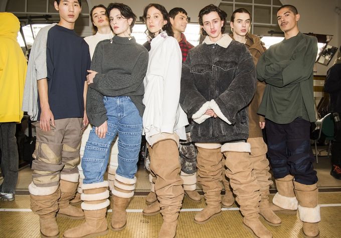 Các mẫu bốt đã gây chú ý ở Paris Fashion Week 2018 với kiểu cao cổ và có nếp gấp chùng xuống giống quần baggy thùng thình.