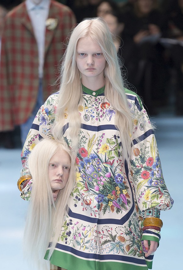 Show diễn của Gucci hồi đầu năm cũng gây tranh cãi lớn trong ngành thời trang năm 2018. Giám đốc sáng tạo Alessandro Michele cho người mẫu cầm thủ cấp nhân tạo, giống hệt người mẫu thật từ mái tóc, lối trang điểm cho đến nét mặt.