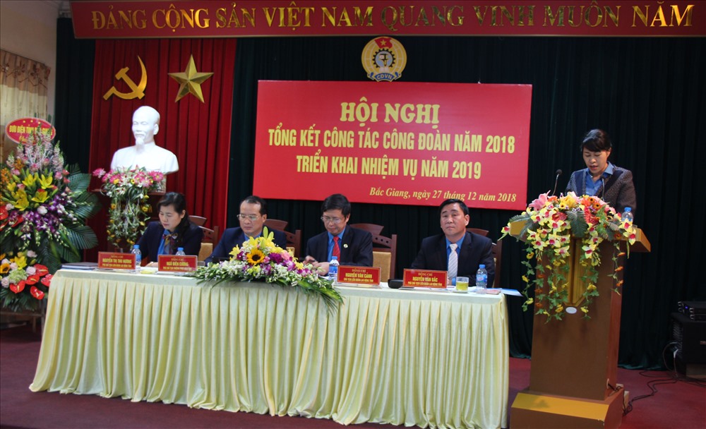 Đồng chí Trịnh Thanh Hằng, Ủy viên Đoàn Chủ tịch, Trưởng Ban Nữ công Tổng LĐLĐVN phát biểu tại Hội nghị. 