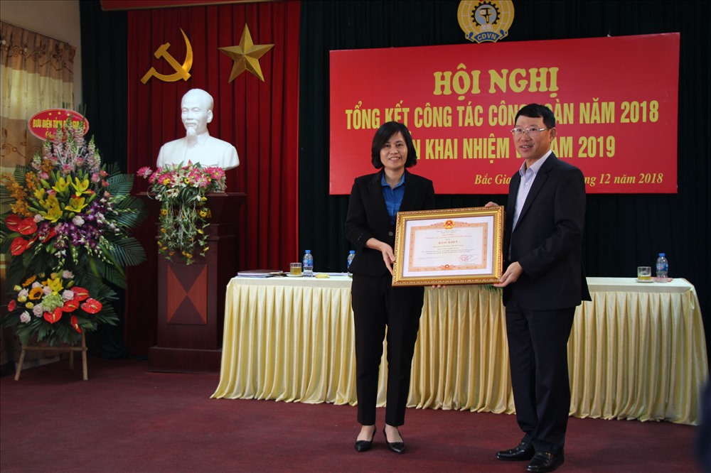 Đồng chí Lê Ánh Dương, Phó Chủ tịch UBND tỉnh Bắc Giang trao Bằng khen của Thủ tướng Chính phủ tới CĐ Viên chức tỉnh. 
