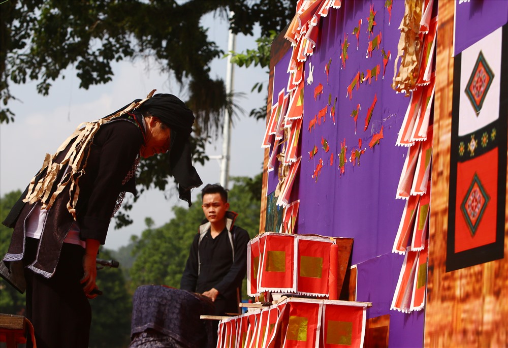 Thầy cúng nói lời cảm ơn hồn ngựa trước ban thờ.