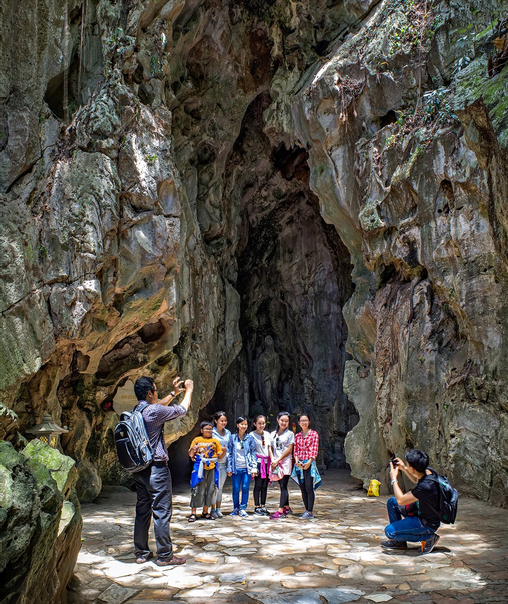 Du khách tham quan động Hoa Nghiêm.