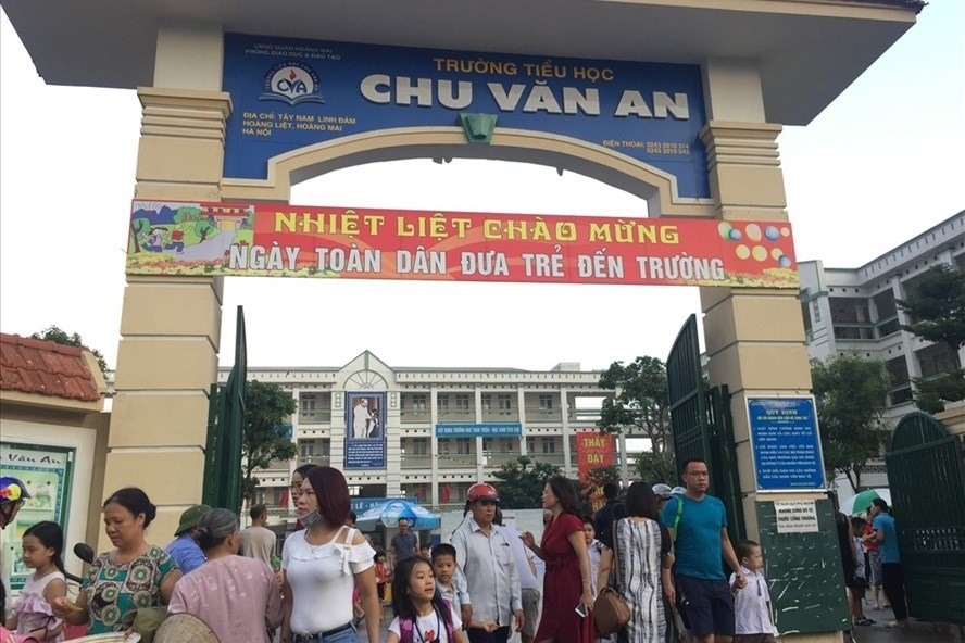 Phụ huynh Trường Tiểu học Chu Văn An hoang mang trước thông tin nước uống của con ở trường bị nhiễm khuẩn.