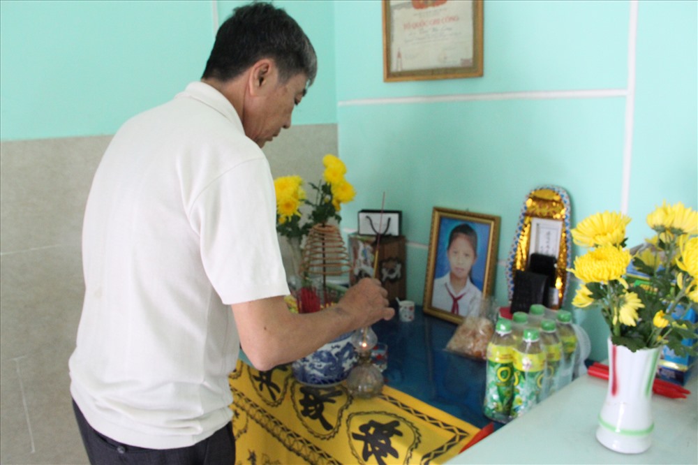Việc khó khăn trong làm giấy chứng tử cho con gái khiến gia đình ông Trần Văn Hoàng thêm đau xót.