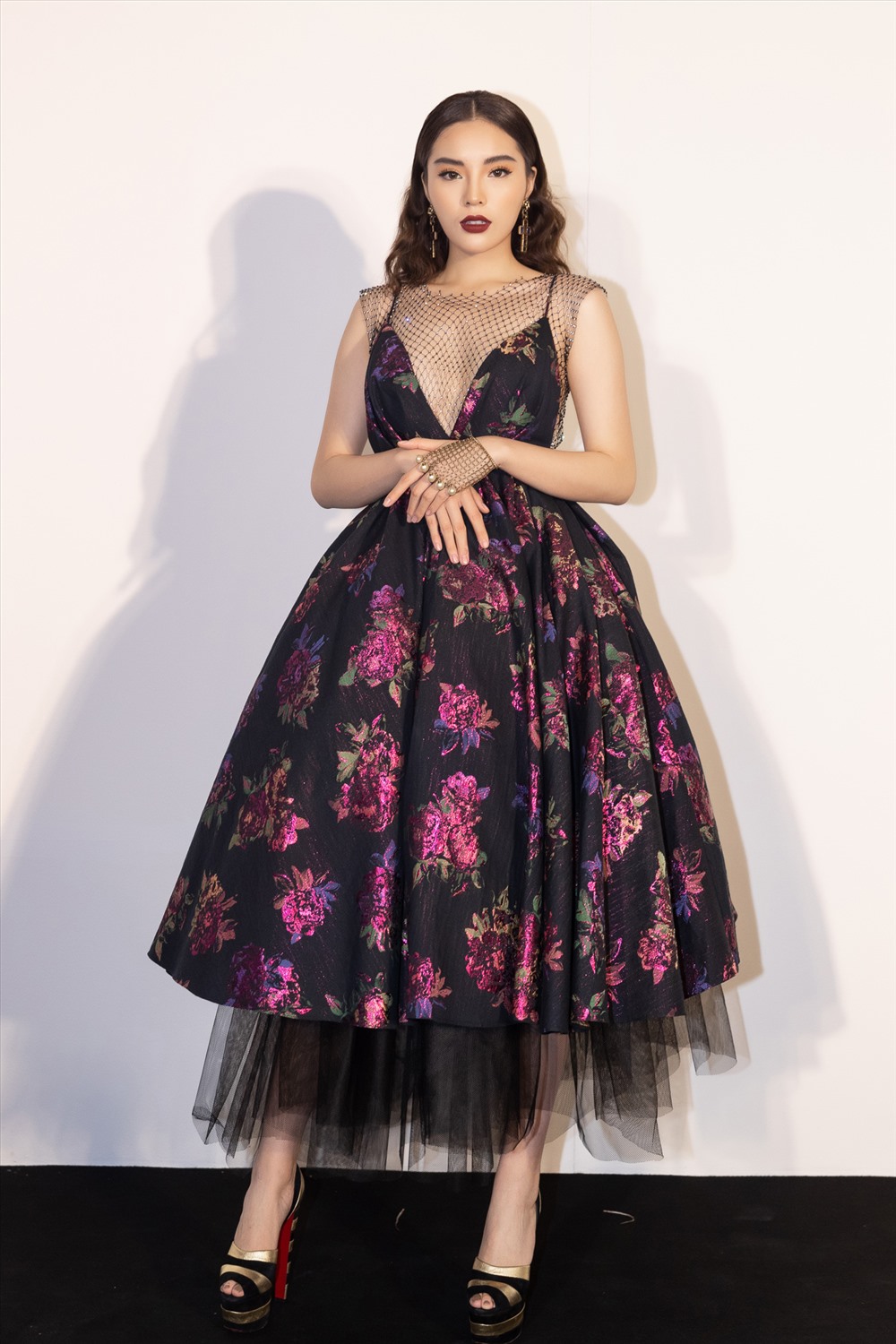 Hoa hậu Việt Nam 2014 Kỳ Duyên chọn thiết kế dáng xoè, xẻ ngực sâu gợi cảm. Trên nền đen, hoạ tiết hoa với sắc hồng được tôn lên tuyệt đối. 