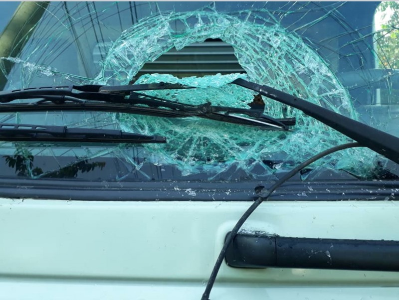 Một chiếc xe ô tô bị ném đá vỡ kính (ảnh Nhật Hồ)