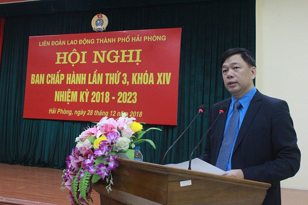 Đồng chí Tống Văn Băng - Chủ tịch LĐLĐ thành phố phát biểu tại Hội nghị.