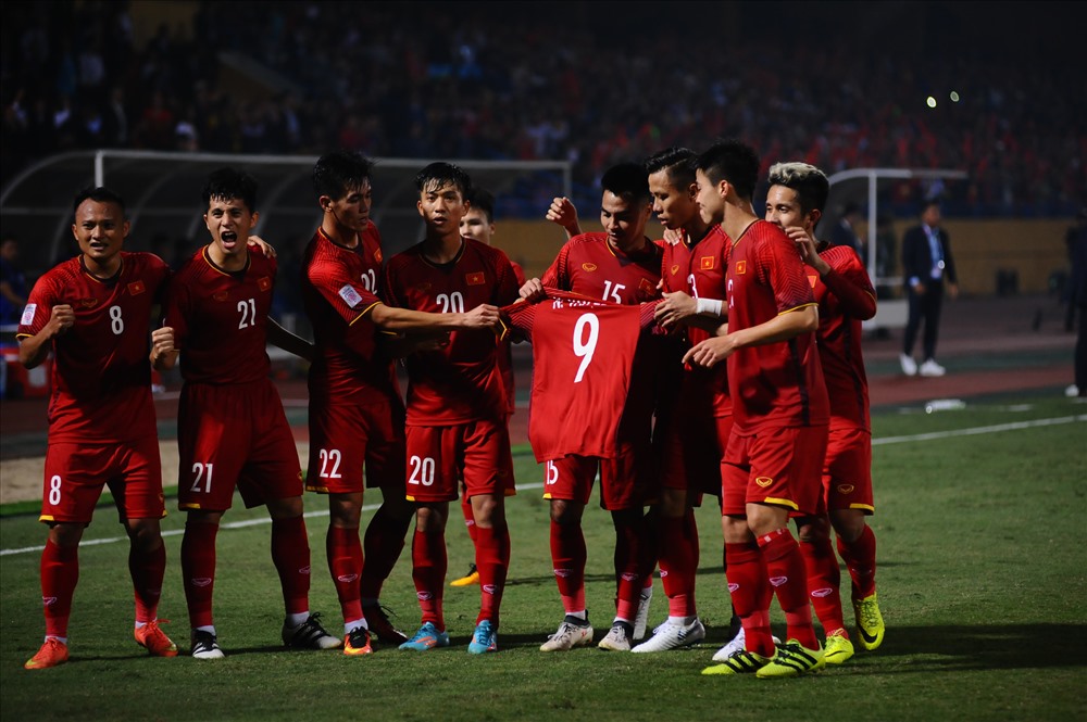 Các cầu thủ ĐT Việt Nam ăn mừng cùng chiếc áo số 9 của Văn Toàn trong trận đấu với Campuchia. Đấy là trận đấu mà tiền đạo HAGL đã dính chấn thương và không thể góp mặt. Ảnh: SƠN TÙNG