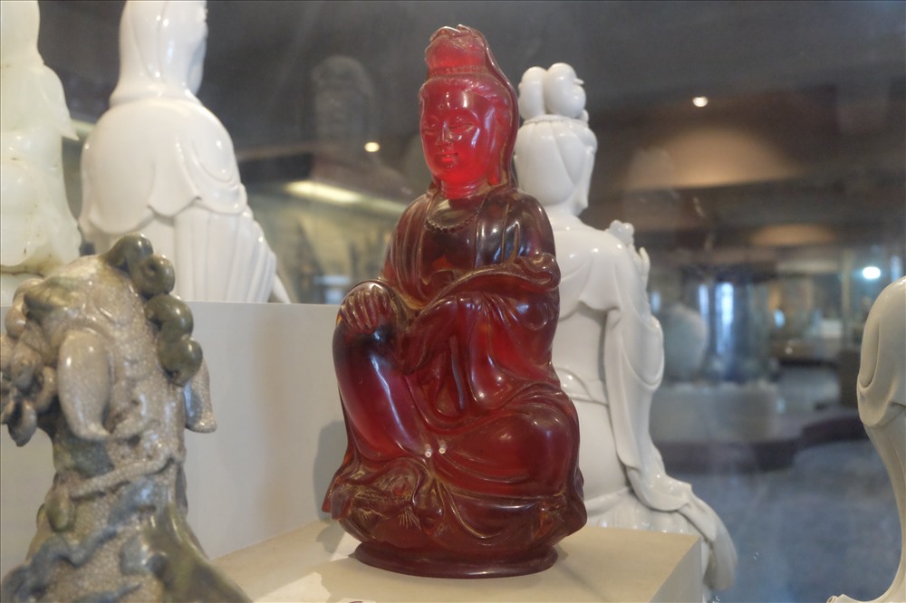 Hiện bảo tàng lưu giữ 2 bức tượng bằng Hồ phách quý hiếm. Trong ảnh là một bức tượng Quan thế âm Bồ tát được làm bằng chất liệu Hồ phách có niên đại từ cuối thế kỷ 19.