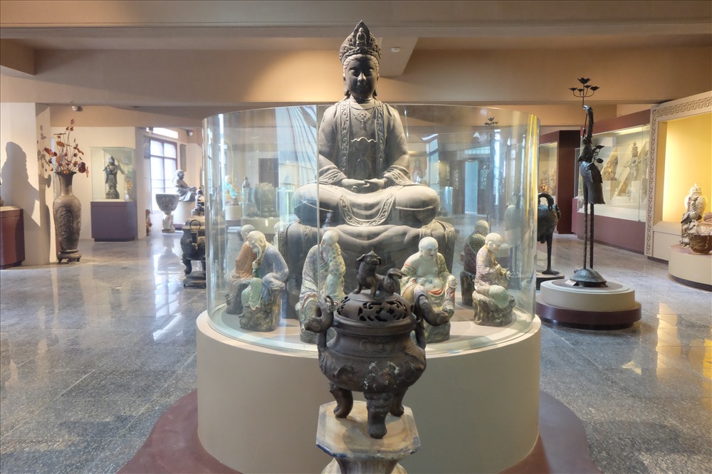 Nhiều sưu tập phản ánh di sản Phật giáo, phong phú đa dạng về phong cách thể hiện và chất liệu, có niên đại tập trung trong vài ba thế kỷ gần đây, nhưng cũng có nhiều hiện vật có niên đại khá sớm.