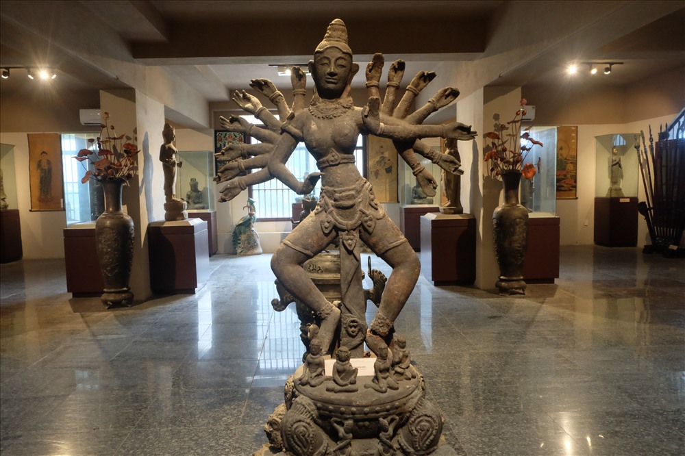 Các hiện vật được trưng bày tại bảo tàng, ngoài giá trị là những tác phẩm nghệ thuật cổ, còn kết tinh những nét tinh hoa của di sản văn hóa Phật giáo. Bên cạnh đó, còn một số nền văn minh văn hóa khác. Trong ảnh là bức tượng Thần Shiva múa có niên đại thế kỷ 20.