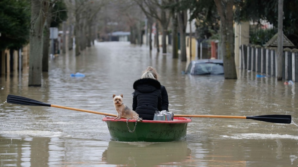 Tháng 1: Một con phố bị chìm trong nước ở Villeneuve-Saint-Georges sau đợt mưa lớn kéo dài ở Pháp, khiến 30 bộ trên khắp nước này báo động lụt. Ảnh: AFP