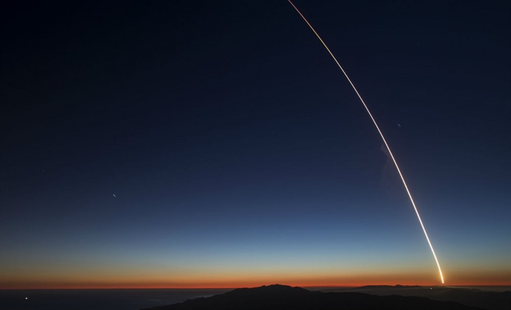 Tháng 10: Tàu vũ trụ SpaceX Falcon mang theo vệ tinh quan sát trái đất được phóng vào không gian từ căn cứ không quân Vandenberg, gần Santa Barbara, California. Ảnh: Getty Images