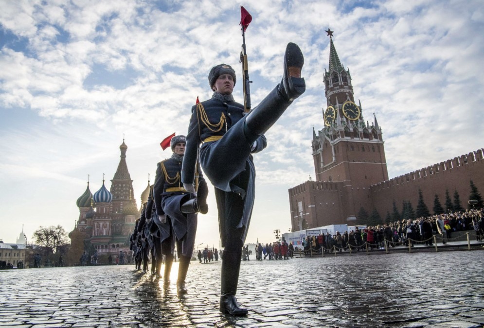 Tháng 11: Binh sĩ Nga tái hiện cuộc duyệt binh huyền thoại năm 1941 trên Quảng trường Đỏ ở Mátxcơva ngày 7.11.2018, kỷ niệm 101 năm Cách mạng Tháng Mười Nga. Ảnh: AFP
