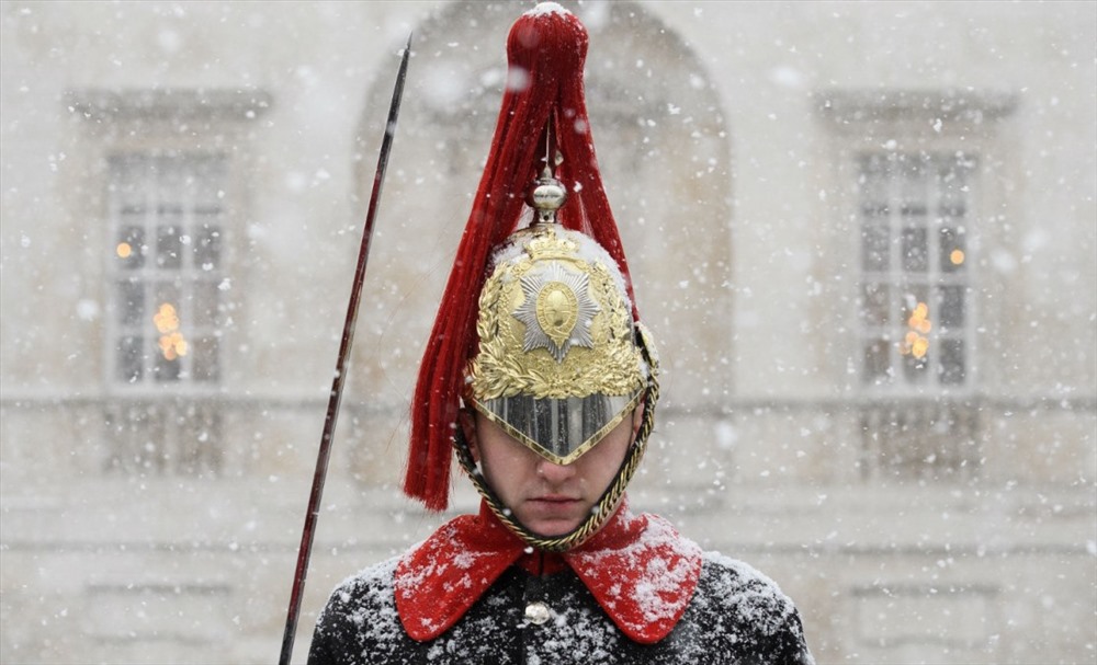 Tháng 2: Một kỵ binh đứng gác bên ngoài Điện Westminster khi tuyết rơi dày đặc ở London trong điều kiện băng giá được ví với “Quái thú từ phương Đông”. Ảnh: Getty Images.
