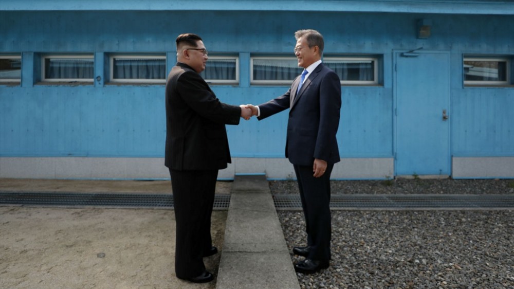 Tháng 4: Nhà lãnh đạo Triều Tiên Kim Jong-un bắt tay Tổng thống Hàn Quốc Moon Jae-in tại đường giới tuyến chia cách hai miền trước hội nghị thượng đỉnh lịch sử lần 1 tại làng đình chiến Bàn Môn Điếm. Ảnh: AFP