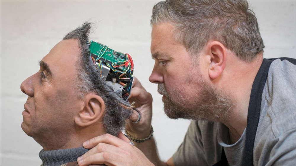 Tháng 5: Chuyên gia Mike Humphrey kiểm tra Fred - robot giống người nhất đầu tiên trên thế giới - ở trụ sở hãng chế tạo robot Engineered Arts, Penryn, Cornwall, Anh. Ảnh: Getty Images