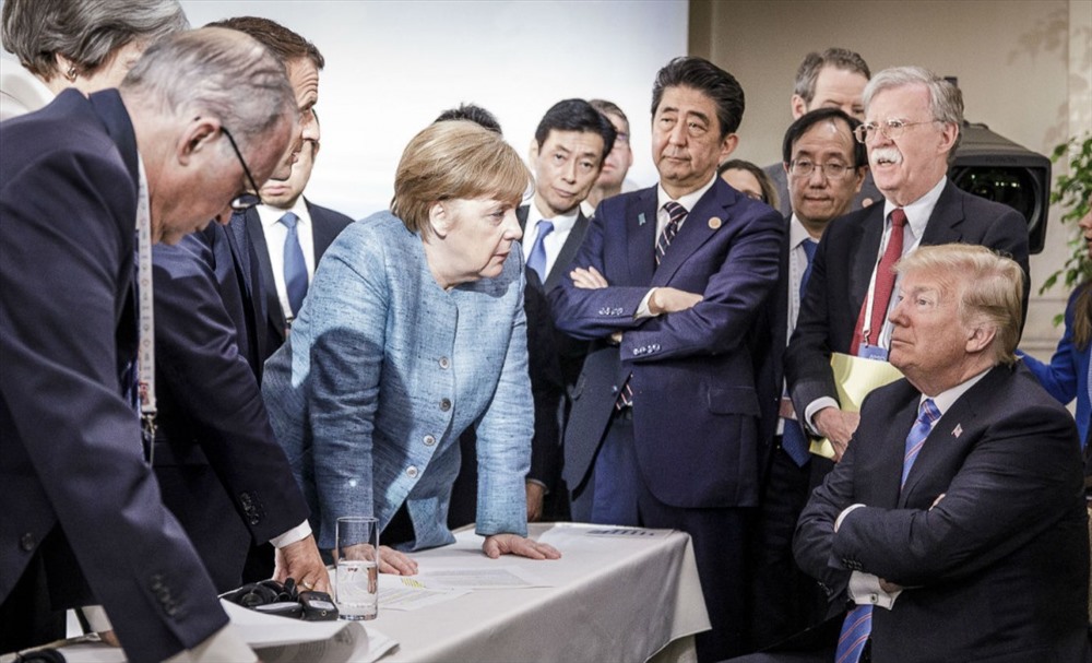 Tháng 6: Thủ tướng Đức Angela Merkel, Thủ tướng Anh Theresa May, Thủ tướng Nhật Bản Shinzo Abe cùng các nhà lãnh đạo khác chất vấn Tổng thống Donald Trump trong ngày thứ 2 hội nghị G7 tại Charlevoix, Canada. Ảnh: AFP