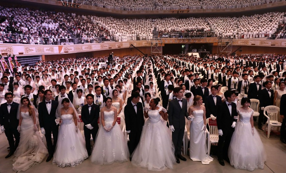 Tháng 8: Hàng nghìn thành viên của Giáo hội Thống nhất tham gia đám cưới tập thể ở Gapyeong-gun, Hàn Quốc. Giáo hội này đã tổ chức các đám cưới tập thể từ đầu những năm 1960. Ảnh: Getty Images