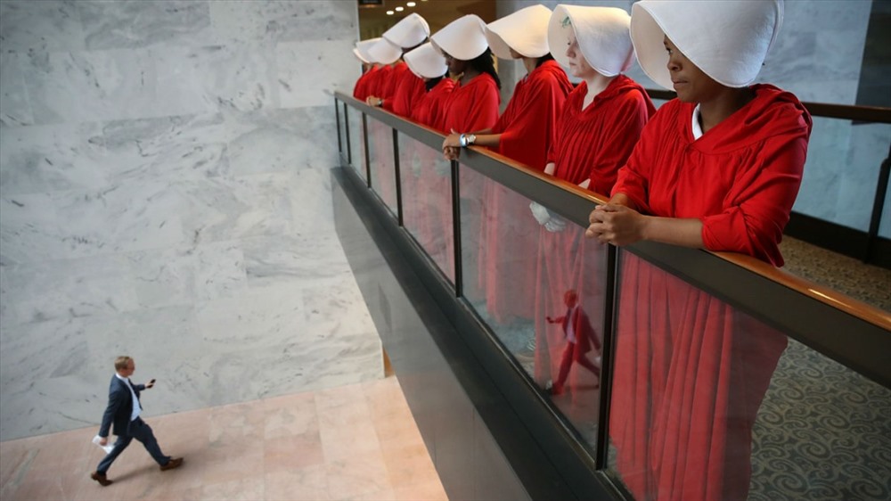 Tháng 9: Người biểu tình mặc trang phục những người hầu gái trong phim Handmaid’s Tale của hãng Yandy biểu tình trên Đồi Capitol, thủ đô Washington, khi ứng viên Chánh án Toà án tối cao Brett Kavanaugh làm chứng trước các thượng nghị sĩ về cáo buộc tấn công tình dục lịch sử. Ảnh: Getty Images