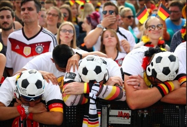 CĐV Đức gục ngã khi chứng kiến đội nhà bị loại ở vòng bảng World Cup 2018.