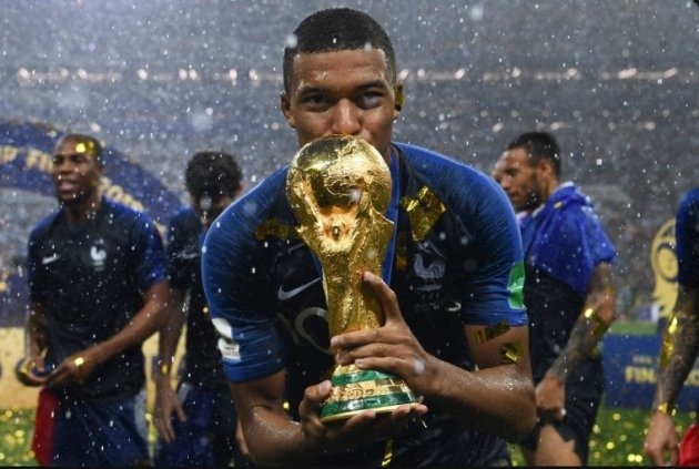 Mbappe - Cầu thủ trẻ xuất sắc nhất World Cup 2018 hôn lên cúp vàng bóng đá thế giới.