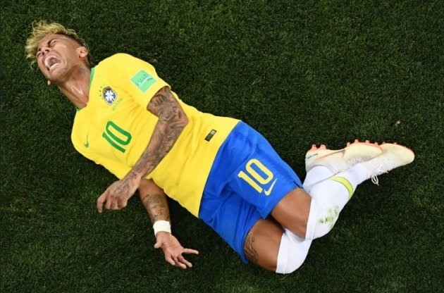 Siêu sao Neymar ăn vạ trong trận gặp Thụy Sĩ ở World Cup 2018.