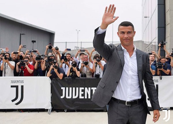 Cristiano Ronaldo bất ngờ rời Real Madrid để tới Juventus sau 9 năm gắn bó.