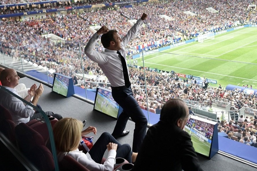Tổng thống Pháp ăn mừng đội tuyển ghi bàn trong trận chung kết World Cup ngay trước mặt Chủ tịch FIFA và Tổng thống Putin. Ảnh Sputnik