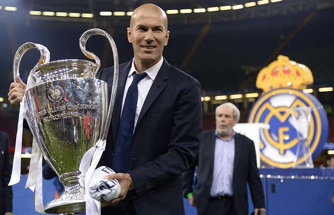 HLV Zidane lần thứ 3 nâng cao chiếc cúp Champions League danh giá cùng CLB Real Madrid.