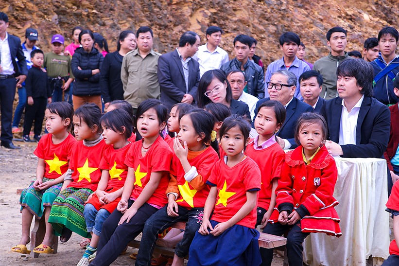 Đến dự Lễ khánh thành có ông Nguyễn Viết Quang - đại diện Hội đồng quản trị Tập đoàn TH, nhà tài trợ (ngồi ngoài cùng bên phải).