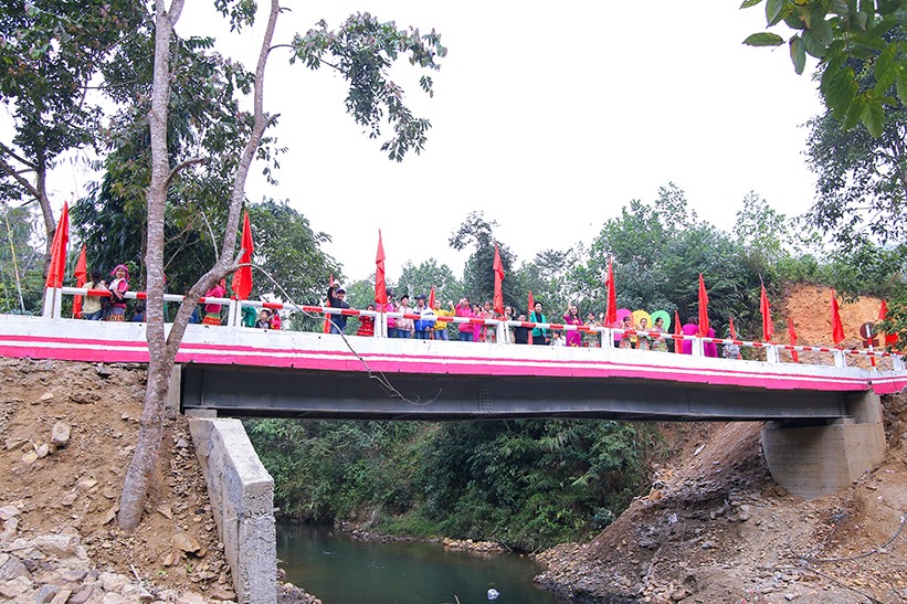 Cây cầu mới được xây dựng có tải trọng 10 tấn, dài 22m, rộng hơn 3m, chiều cao chân trụ 6m, đảm bảo an toàn cho mùa mưa lũ.