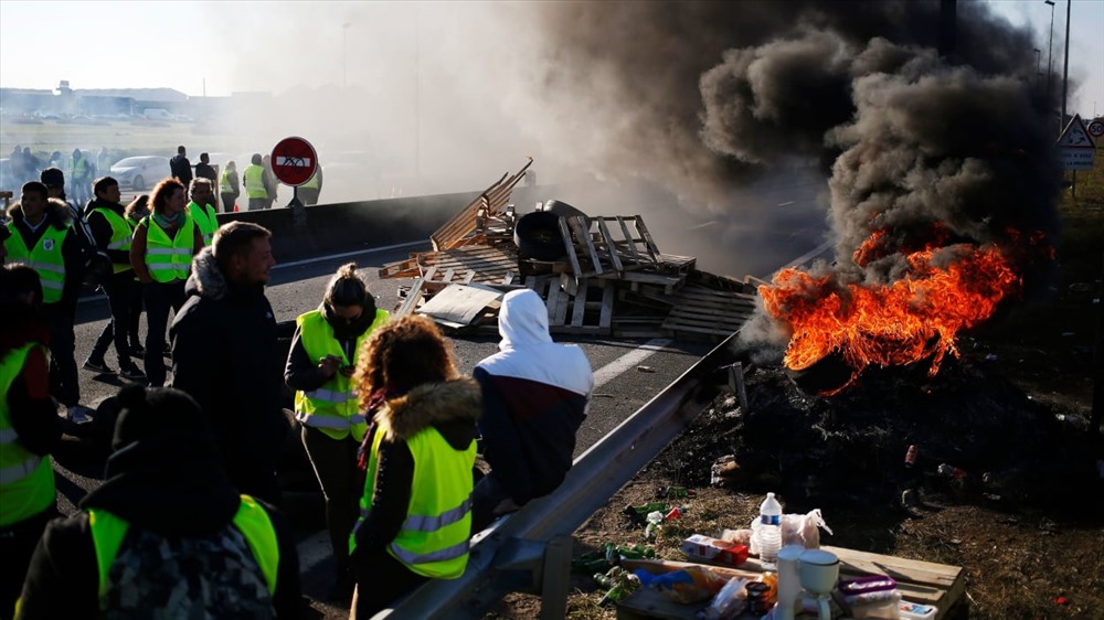 Phong trào biểu tình “áo gile vàng” ở Pháp khiến nước này thiệt hại nặng nề. Ảnh: IMGCOP