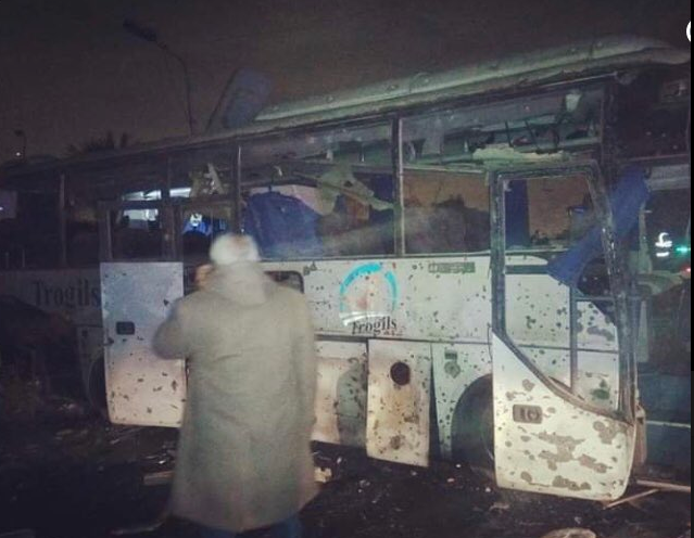 Quả bom bên vệ đường đã phát nổ phá hủy chiếc xe buýt chở du khách đang trên hành trình tham quan Kim tự tháp Giza ở ngoại ô thủ đô Cairo (Ai Cập) vào tối 28.12 (giờ địa phương).