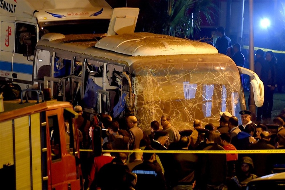 Theo hãng tin Al Arabiya, Tổng chưởng lý Ai Cập Nabil Ahmed Sadiq đã yêu cầu điều tra khẩn cấp vụ đánh bom chiếc xe buýt chở 14 du khách Việt Nam hôm 28.12.
Lực lượng chức trách sẽ tiến hành các biện pháp khám nghiệm tử thi, lấy lời khai của nhân chứng và những người bị thương. Ảnh: ABC News, Reuters
