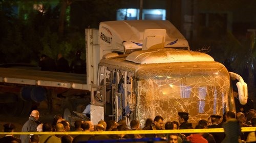 Theo hãng tin Al Arabiya, Tổng chưởng lý Ai Cập Nabil Ahmed Sadiq đã yêu cầu điều tra khẩn cấp vụ đánh bom chiếc xe buýt chở 14 du khách Việt Nam hôm 28.12.
Lực lượng chức trách sẽ tiến hành các biện pháp khám nghiệm tử thi, lấy lời khai của nhân chứng và những người bị thương. Ảnh: ABC News, Reuters
