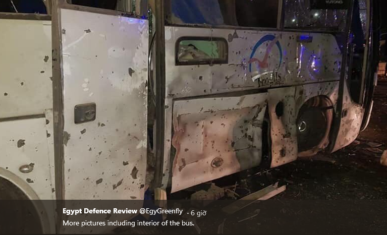 Theo hãng tin AFP, chiếc xe chở tổng cộng 16 người, trong đó 14 người là du khách Việt. 3 du khách Việt trong số này đã tử vong, còn 11 người bị thương. Hãng tin Reuters cũng thông tin có 3 du khách Việt tử vong, 9 du khách Việt khác bị thương. Ảnh: Reuters